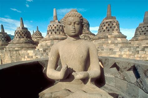 El Incidente del Templo de Borobudur: Un Encuentro Espiritual entre Hinduismo y Budismo en la Antigua Java